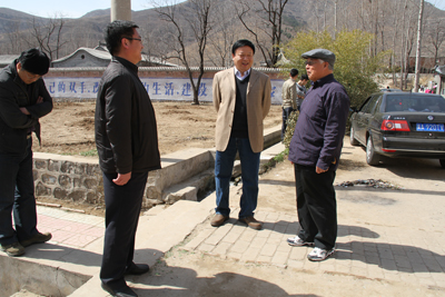 我院地科系邊慶年教授應(yīng)保定淶水縣扶貧辦邀請(qǐng)前往宋各莊鄉(xiāng)悟空寺村勘測(cè)找水