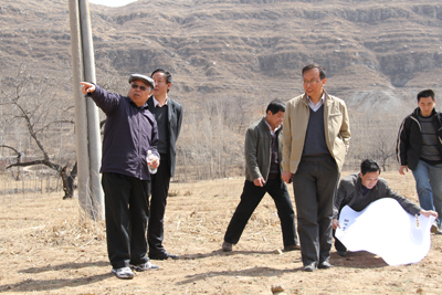 我院地科系邊慶年教授應(yīng)保定淶水縣扶貧辦邀請(qǐng)前往宋各莊鄉(xiāng)悟空寺村勘測(cè)找水