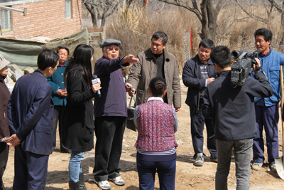 我院地科系邊慶年教授應(yīng)保定淶水縣扶貧辦邀請(qǐng)前往宋各莊鄉(xiāng)悟空寺村勘測(cè)找水