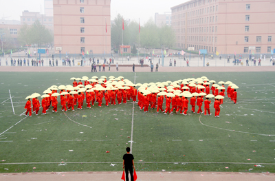 中國地質(zhì)大學(xué)長城學(xué)院2012年春季運動會隆重開幕
