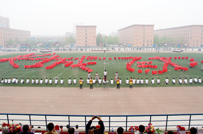 中國地質(zhì)大學(xué)長城學(xué)院2012年春季運動會隆重開幕