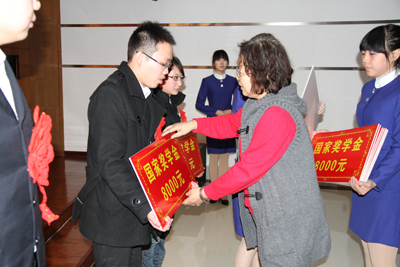 學(xué)院召開(kāi)10—11學(xué)年學(xué)生評(píng)優(yōu)表彰大會(huì)