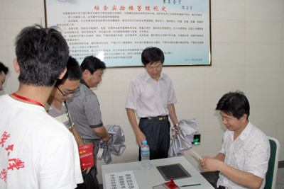 院領(lǐng)導(dǎo)視察2011級迎新工作