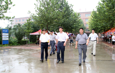 院領(lǐng)導(dǎo)視察2011級迎新工作