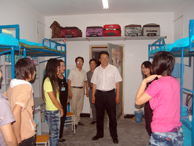 新學(xué)期院領(lǐng)導(dǎo)視察2011級新生住宿情況