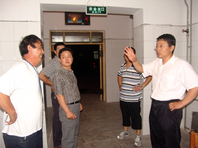 新學(xué)期院領(lǐng)導(dǎo)視察2011級新生住宿情況