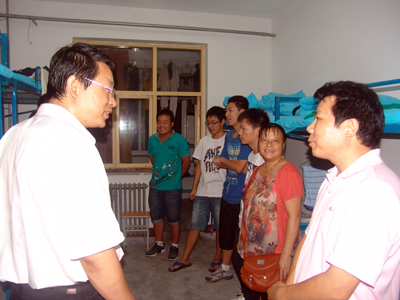新學(xué)期院領(lǐng)導(dǎo)視察2011級新生住宿情況
