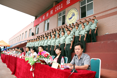 2011級新生軍訓(xùn)開營式隆重召開
