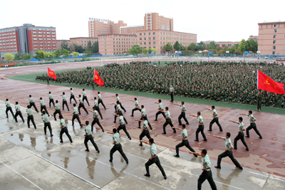 2011級新生軍訓(xùn)開營式隆重召開