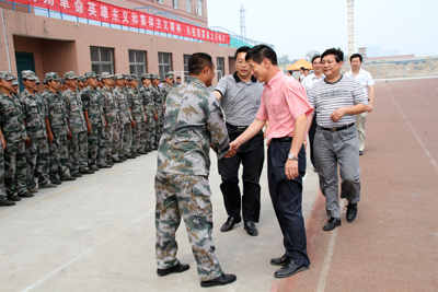李朝秀書記等院領(lǐng)導(dǎo)慰問軍訓(xùn)教官