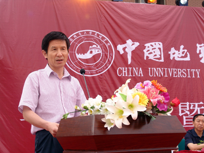 2011屆畢業(yè)典禮暨學(xué)位授予儀式隆重舉行