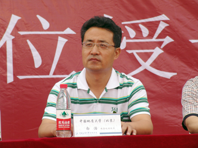2011屆畢業(yè)典禮暨學(xué)位授予儀式隆重舉行