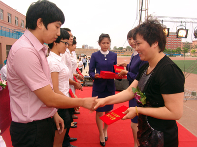 2011屆畢業(yè)典禮暨學(xué)位授予儀式隆重舉行