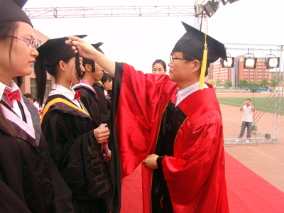 2011屆畢業(yè)典禮暨學(xué)位授予儀式隆重舉行