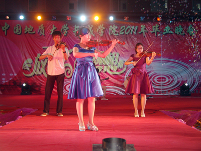 “放飛夢想”學院舉辦2011屆畢業(yè)晚會