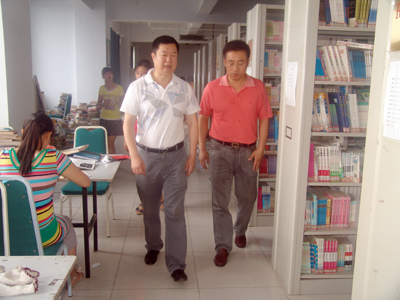 楊高峰副院長到圖書館視察工作
