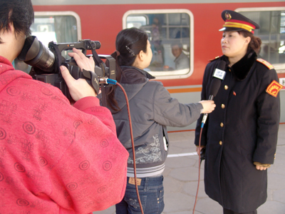 河北交通頻道、保定廣播電臺(tái)等媒體就火車站志愿服務(wù)活動(dòng)采訪我院青年志愿者