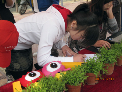 種子變綠植  低碳在身邊 我院志愿者開展大學(xué)生綠植領(lǐng)養(yǎng)活動