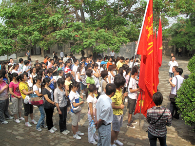 我院冉莊地道戰(zhàn)遺址“愛國(guó)主義教育基地”掛牌儀式暨第八期入黨積極分子實(shí)踐學(xué)習(xí)活動(dòng)成功舉辦