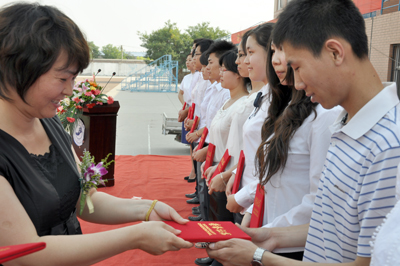 2010屆畢業(yè)典禮暨學(xué)位授予儀式隆重舉行