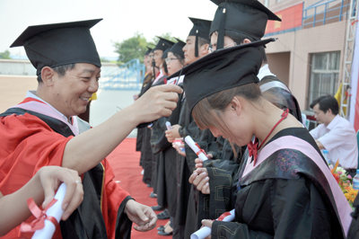 2010屆畢業(yè)典禮暨學(xué)位授予儀式隆重舉行
