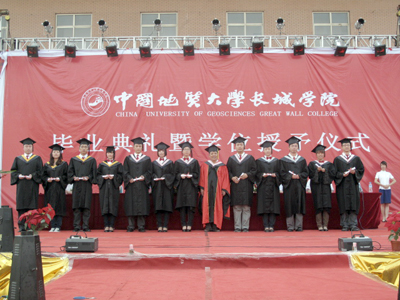 2010屆畢業(yè)典禮暨學(xué)位授予儀式隆重舉行