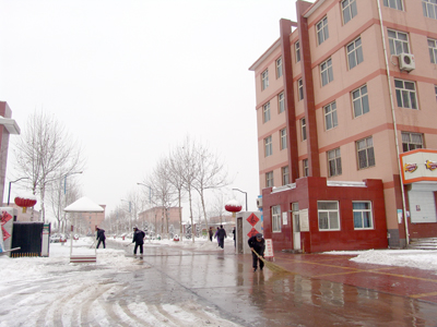 新學期全院教職工清掃校園積雪