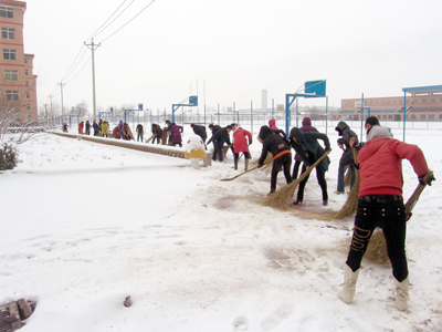 新學期全院教職工清掃校園積雪
