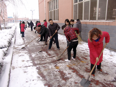新學期全院教職工清掃校園積雪