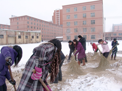 新學期全院教職工清掃校園積雪