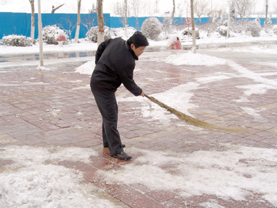 新學期全院教職工清掃校園積雪