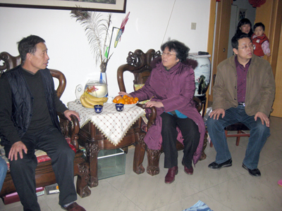 學(xué)院領(lǐng)導(dǎo)看望生病的教工