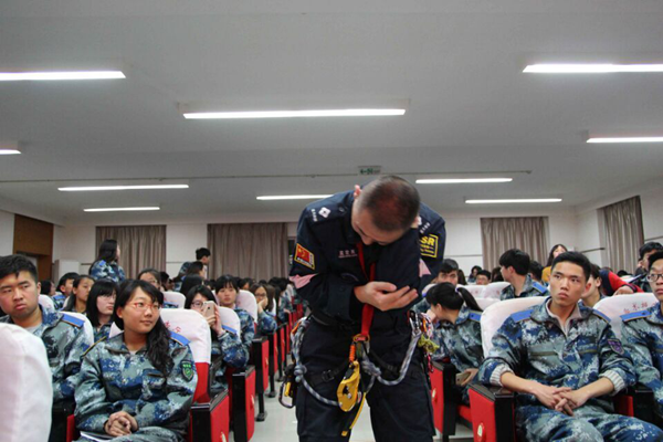 我院舉辦“大學生安全、防護”主題講座
