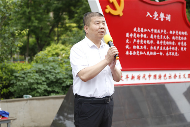 亮身份 守初心 強黨性 當(dāng)先鋒 學(xué)校領(lǐng)導(dǎo)親自為我佩戴黨徽