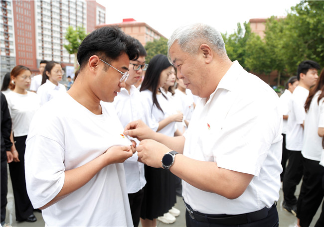 亮身份 守初心 強黨性 當(dāng)先鋒 學(xué)校領(lǐng)導(dǎo)親自為我佩戴黨徽