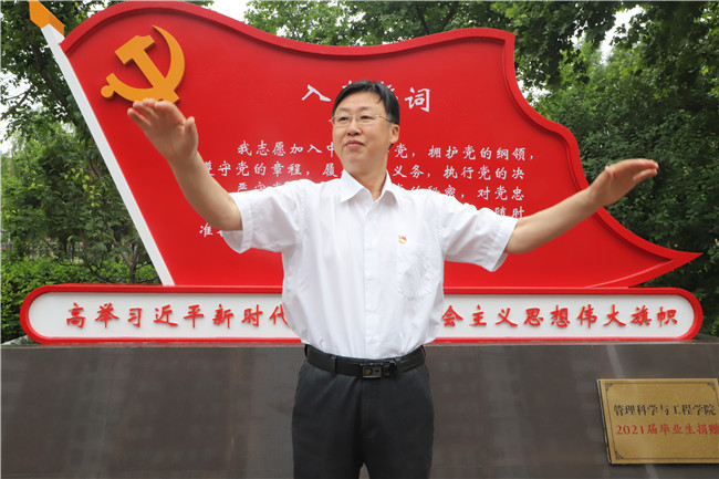 亮身份 守初心 強黨性 當(dāng)先鋒 學(xué)校領(lǐng)導(dǎo)親自為我佩戴黨徽