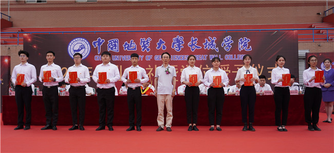 青春不散場 畢業(yè)再啟航—— 我校舉行2021屆畢業(yè)生畢業(yè)典禮 暨學(xué)位授予儀式