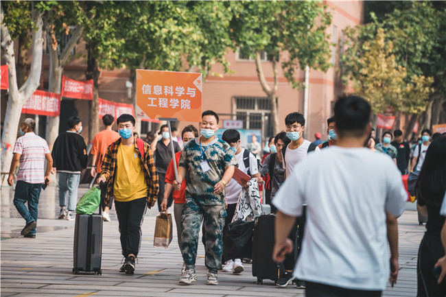 揚(yáng)帆起航保理夢(mèng) 求學(xué)篤行學(xué)子新我校喜迎2021級(jí)新生