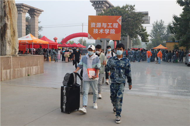 開學(xué)時節(jié)迎新生  暖心服務(wù)展真情800名志愿者服務(wù)2021級新生