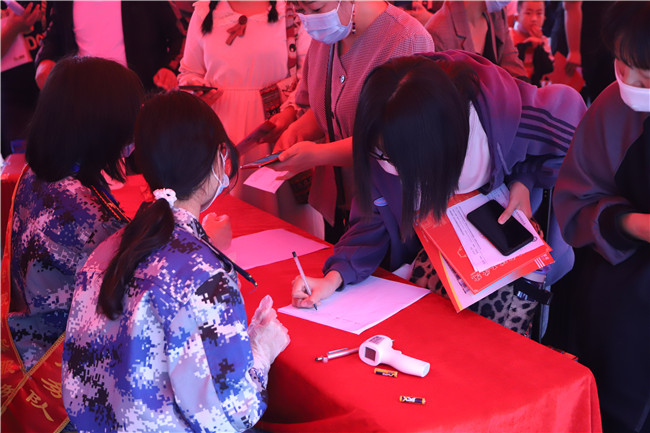 開學(xué)時節(jié)迎新生  暖心服務(wù)展真情800名志愿者服務(wù)2021級新生