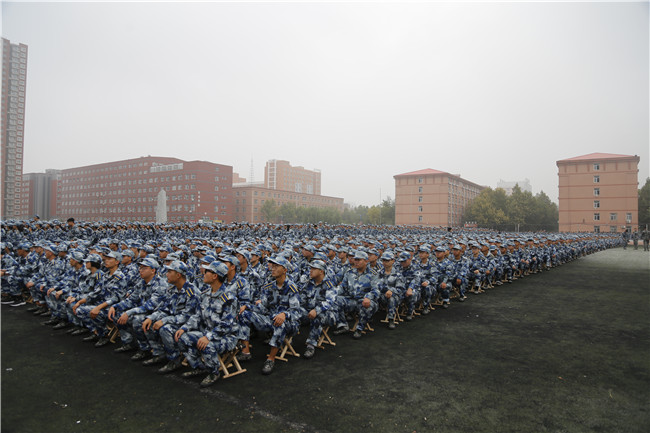 保理學(xué)子展風(fēng)采 共以青春筑芳華我校舉行2021級(jí)新生軍訓(xùn)開營(yíng)儀式