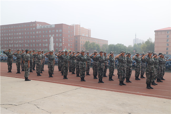 保理學(xué)子展風(fēng)采 共以青春筑芳華我校舉行2021級(jí)新生軍訓(xùn)開營(yíng)儀式