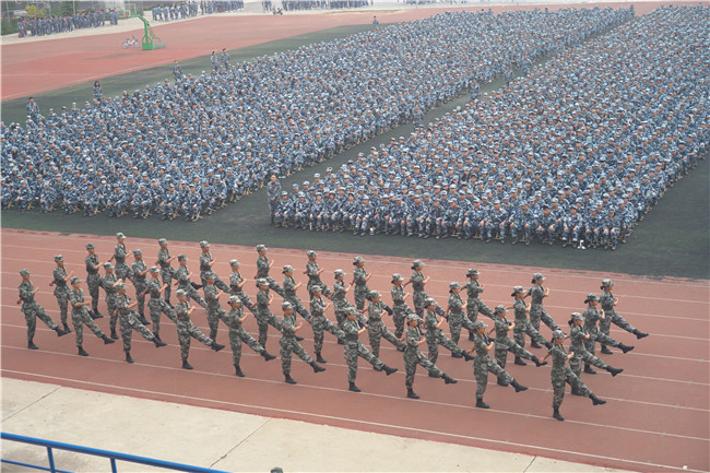 保理學(xué)子展風(fēng)采 共以青春筑芳華我校舉行2021級(jí)新生軍訓(xùn)開營(yíng)儀式