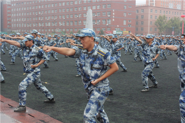 青春無悔  逐夢啟航我校舉行2021級新生軍訓(xùn)結(jié)營式暨開學(xué)典禮