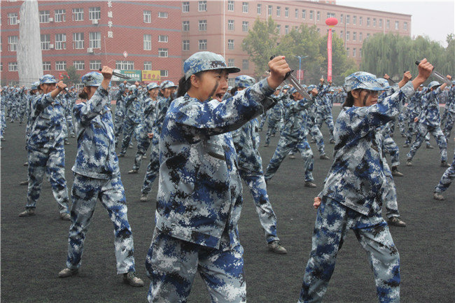 青春無悔  逐夢啟航我校舉行2021級新生軍訓(xùn)結(jié)營式暨開學(xué)典禮