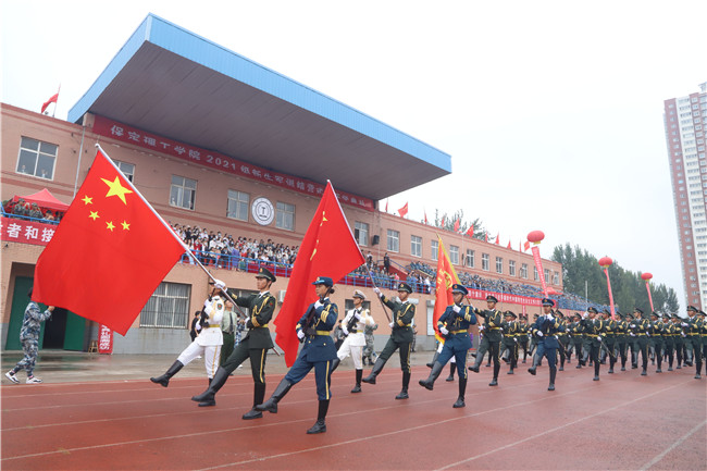 青春無悔  逐夢啟航我校舉行2021級新生軍訓(xùn)結(jié)營式暨開學(xué)典禮