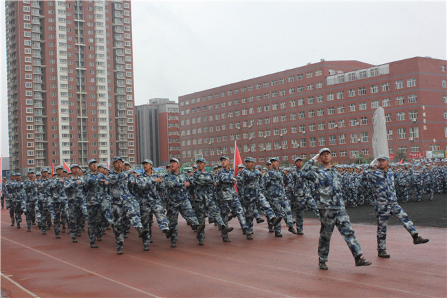 青春無悔  逐夢啟航我校舉行2021級新生軍訓(xùn)結(jié)營式暨開學(xué)典禮