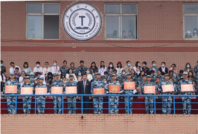 青春無悔  逐夢啟航我校舉行2021級新生軍訓(xùn)結(jié)營式暨開學(xué)典禮