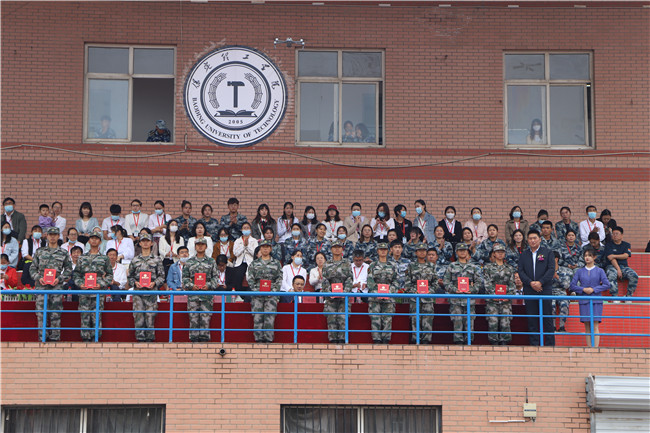 青春無悔  逐夢啟航我校舉行2021級新生軍訓(xùn)結(jié)營式暨開學(xué)典禮