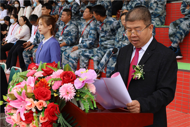 青春無悔  逐夢啟航我校舉行2021級新生軍訓(xùn)結(jié)營式暨開學(xué)典禮
